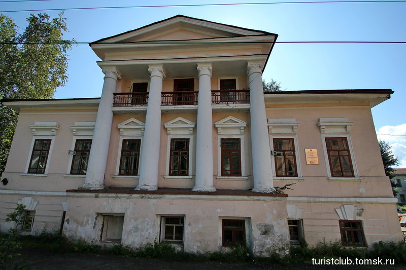 Купеческий дом с колоннами в Енисейске