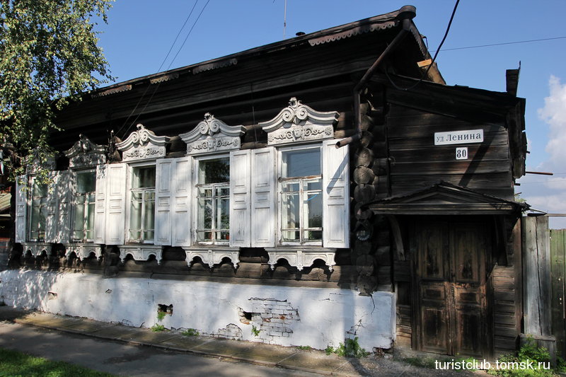 Дом с лицами в Енисейске, улица Ленина, 80