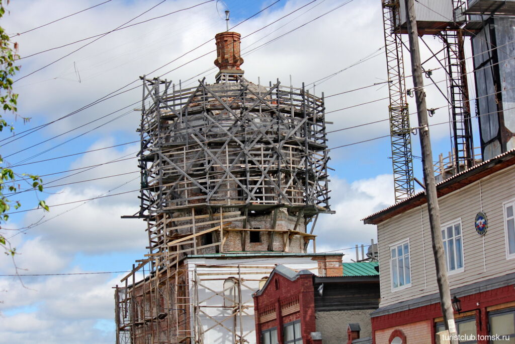 Реставрация храма в Енисейске, колокольня в лесах