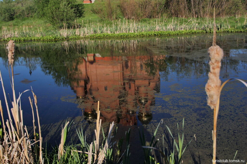 Крестовоздвиженский собор в Лесосибирске отражается в воде на закате