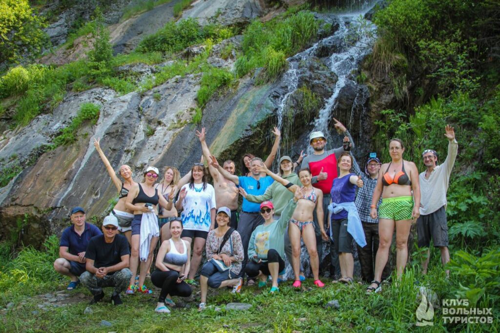 Группа туристов KVTUR у водопада на сплаве по Кие
